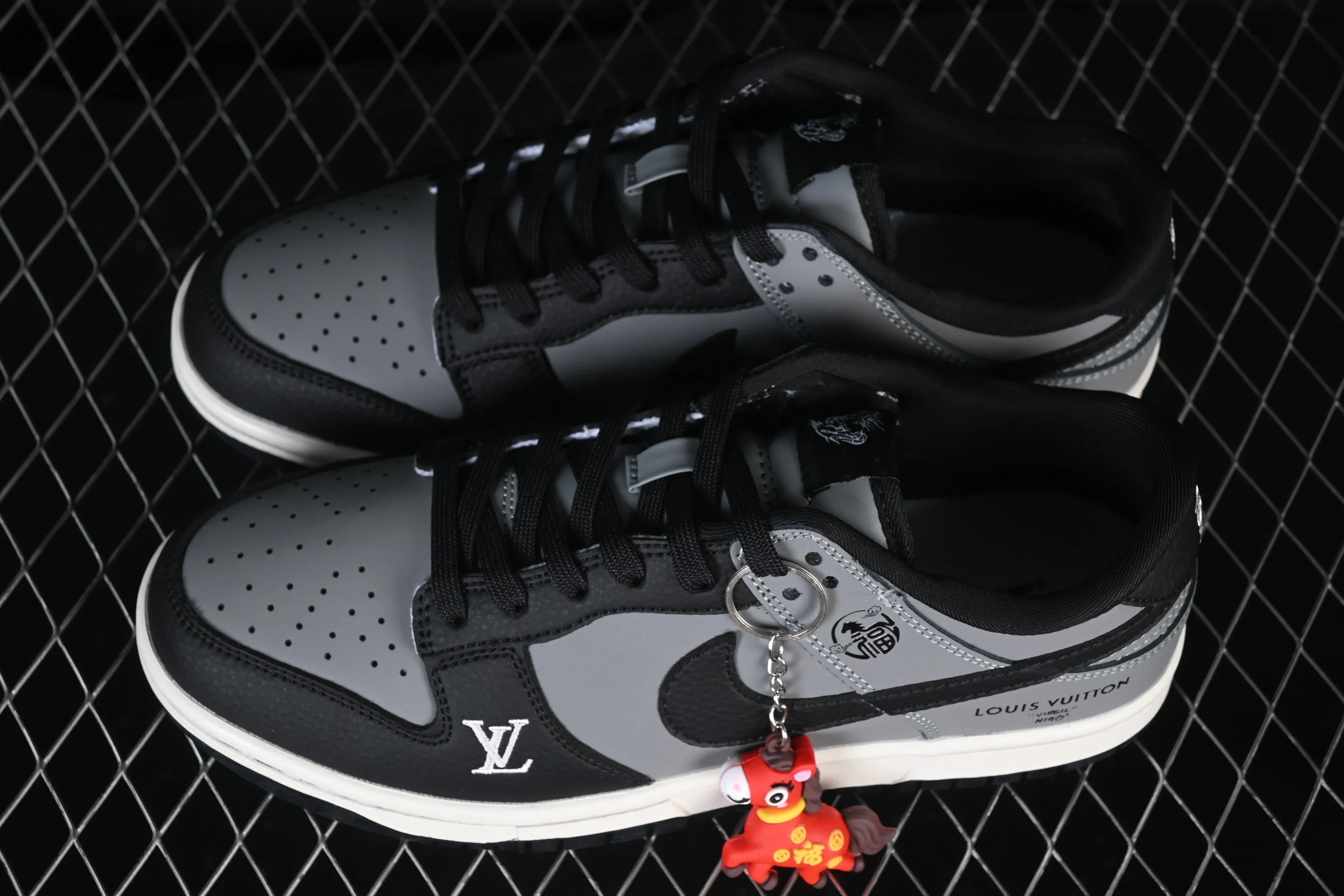 All categories Nk SB Dunk Series Nk SB Dunk Low High-end customized low-top sneakers Nike SB Dunk Low Year of the Horse limited black ink charcoal gray High-end customized low-top casual sneakers NH0601-481